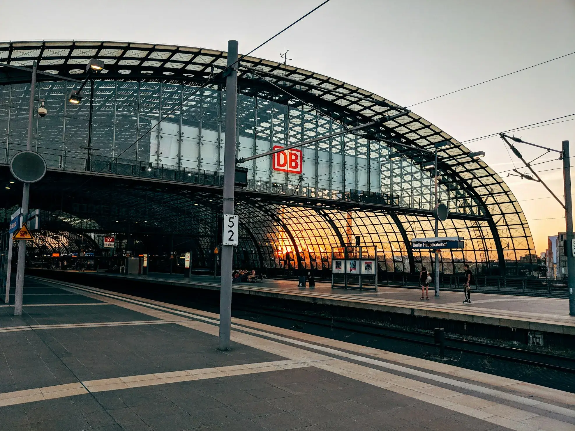 Blick auf den Bahnhof während der goldenen Stunde